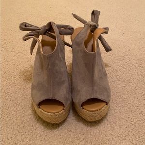 Gray tie back wedges